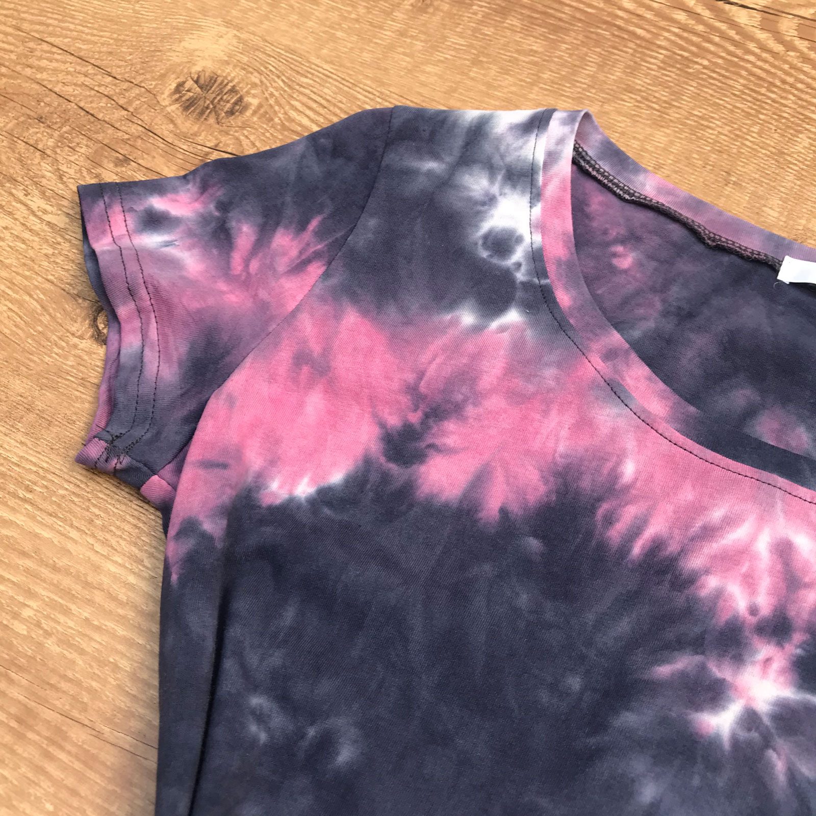 Camiseta Tie Dye Baby Look Roxo Rosa Dondoca Moda Feminina Dondoca