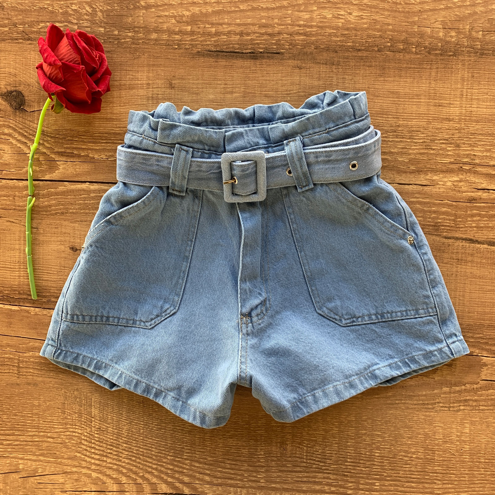 SHORT JEANS BOLSINHOS E CINTO ENCAPADO Dondoca Moda Feminina