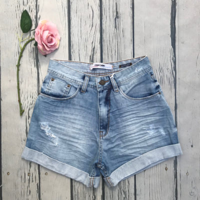short jeans dobrado na cintura
