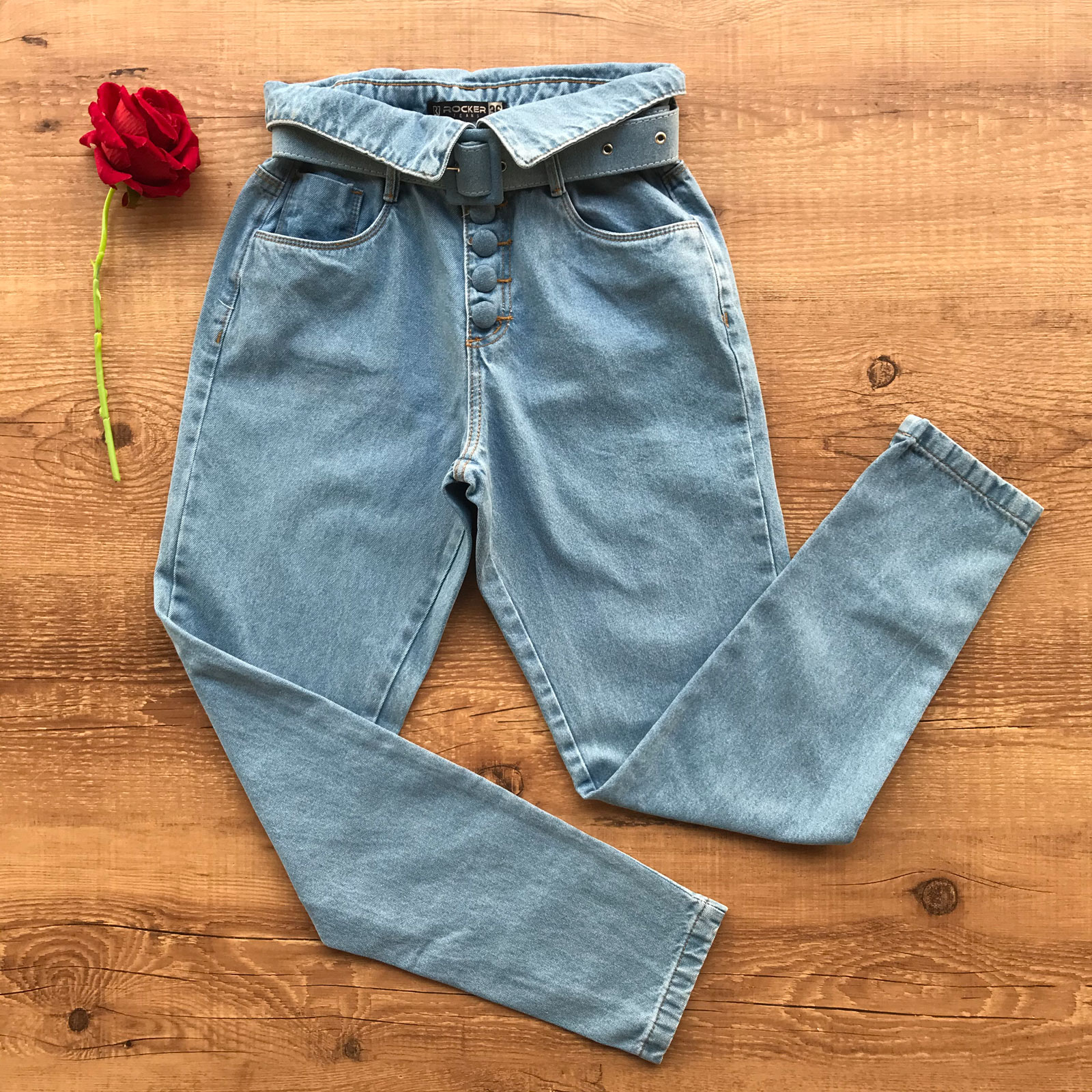 Calça jeans hot pants cintura alta cos alto 4 botões oferta - R