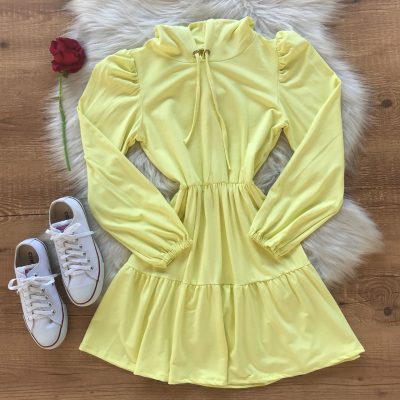 vestido com tenis amarelo dondoca