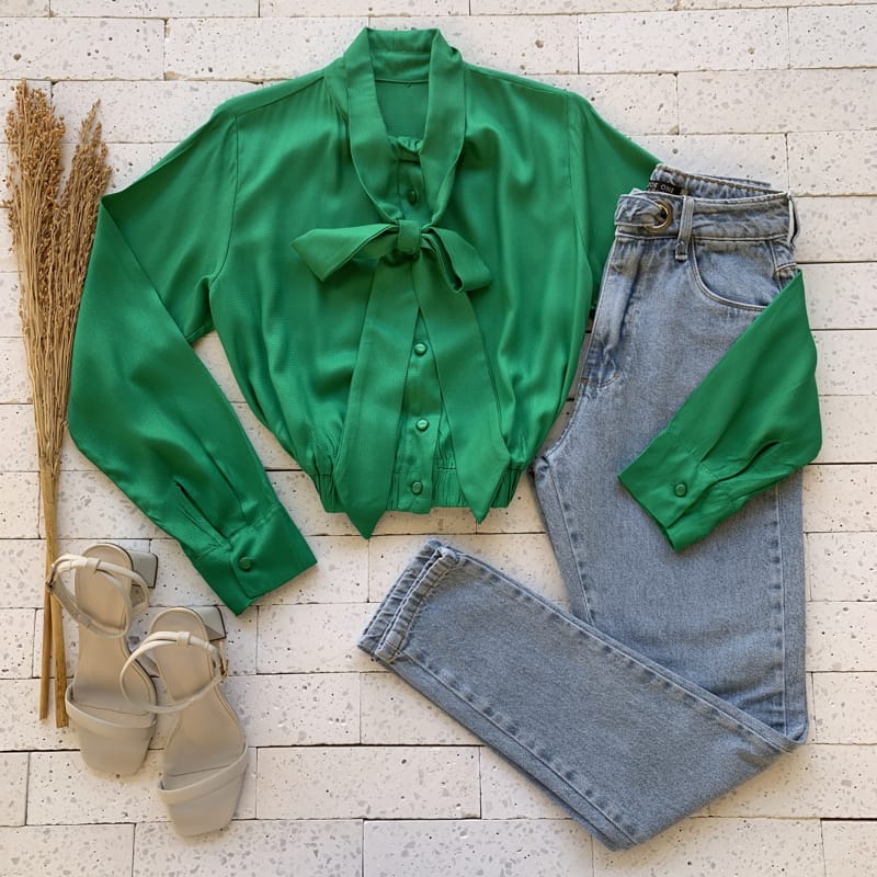 CAMISA COM ELÁSTICO E LAÇO NA GOLA VERDE