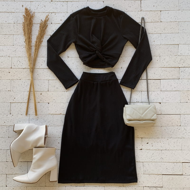 CONJUNTO CANELADO NÓZINHO E SAIA MIDI PRETO