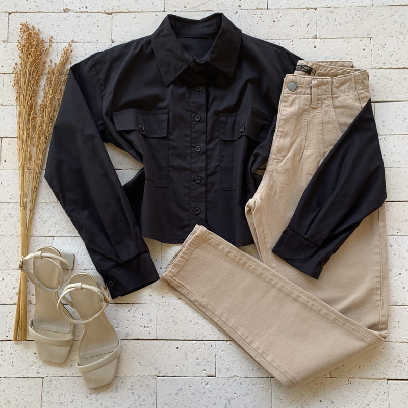 CAMISA TRICOLINE SOLTINHA COM BOLSOS PRETO