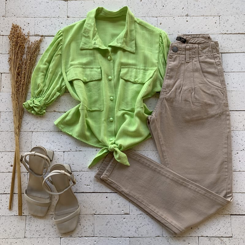 CAMISA DETALHADA COM LASTEX E NÓZINHO VERDE LIMÃO